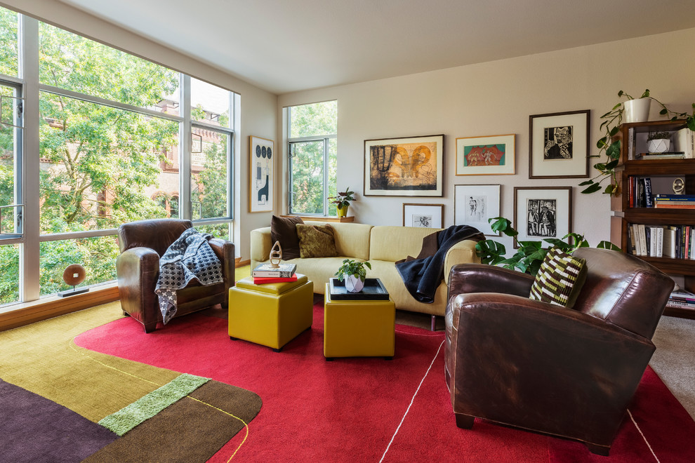 Kleines, Abgetrenntes Retro Wohnzimmer ohne Kamin mit beiger Wandfarbe, Teppichboden, freistehendem TV und buntem Boden in Portland