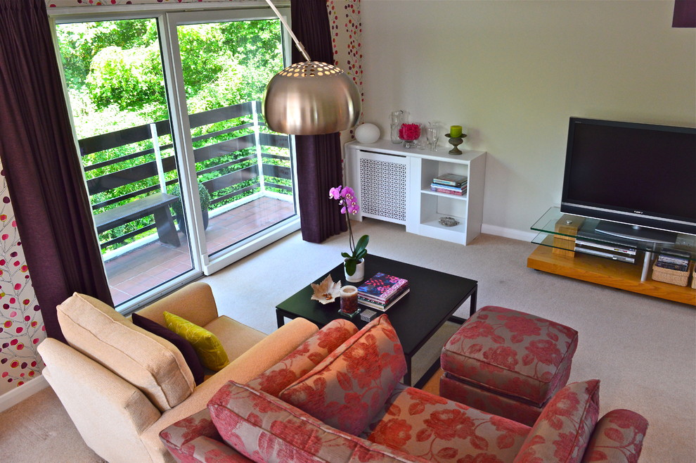 Modernes Wohnzimmer mit Teppichboden und freistehendem TV in London