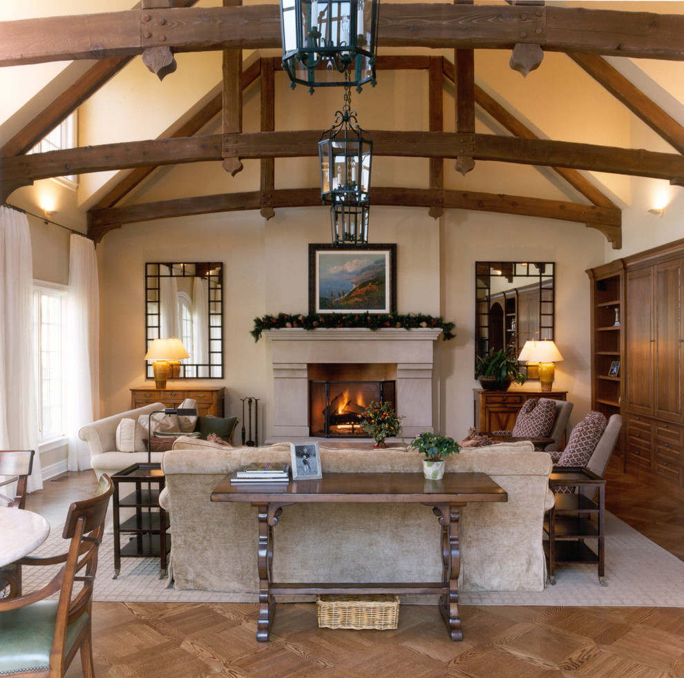 Cette image montre un salon traditionnel avec un mur beige, un sol en bois brun et une cheminée standard.