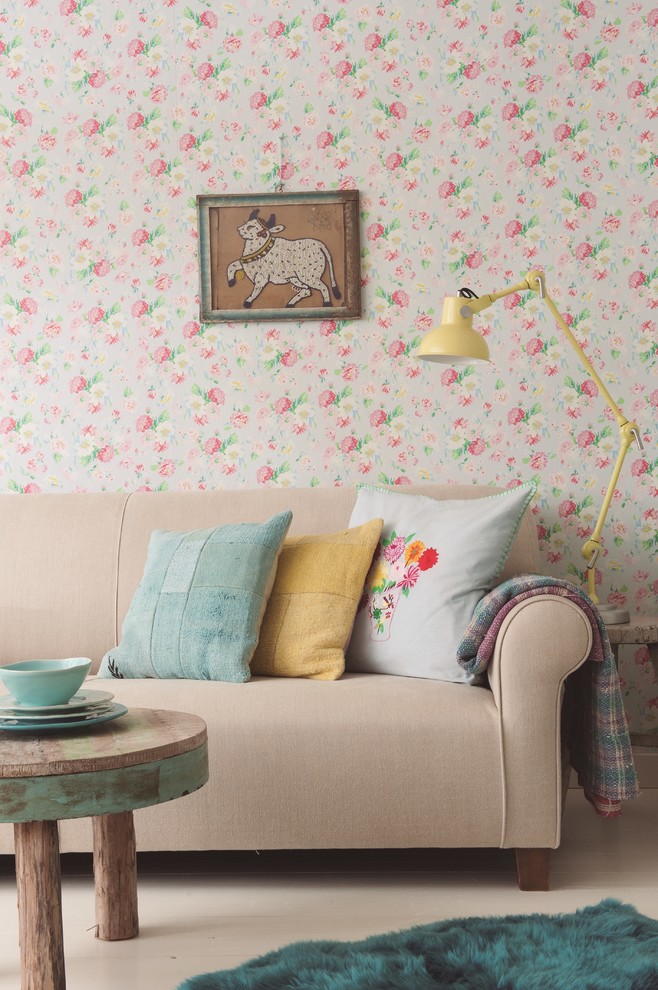 Exemple d'un salon romantique avec un mur multicolore et parquet clair.