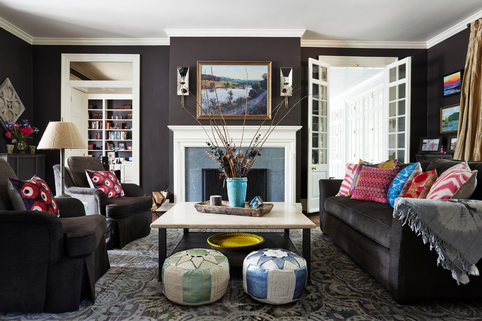 Repräsentatives, Fernseherloses Klassisches Wohnzimmer mit schwarzer Wandfarbe, braunem Holzboden und Kamin in Richmond