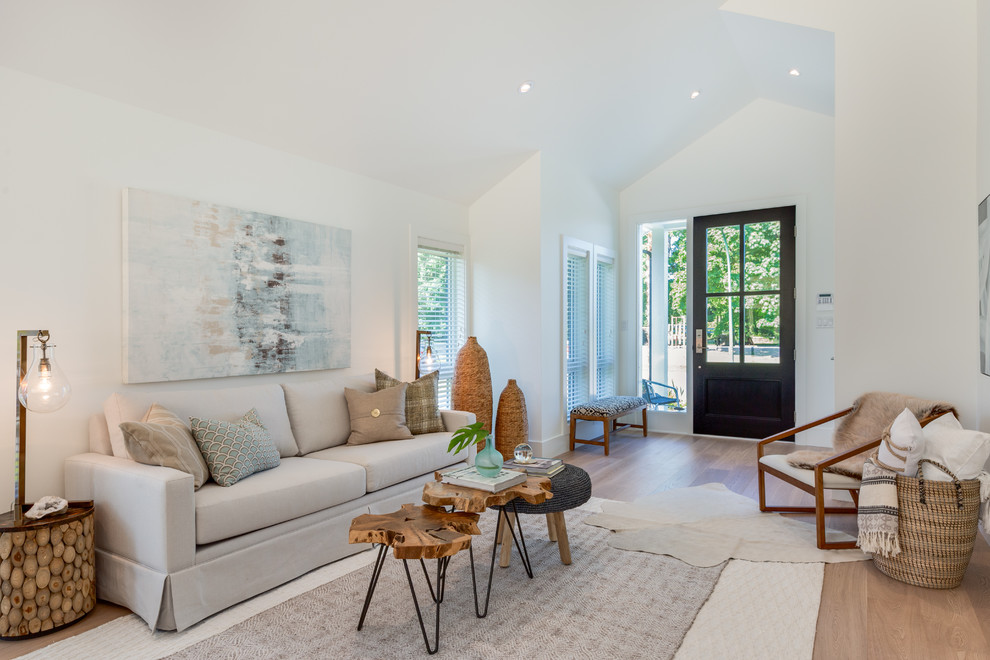 Maritimes Wohnzimmer mit weißer Wandfarbe, hellem Holzboden und beigem Boden in Vancouver