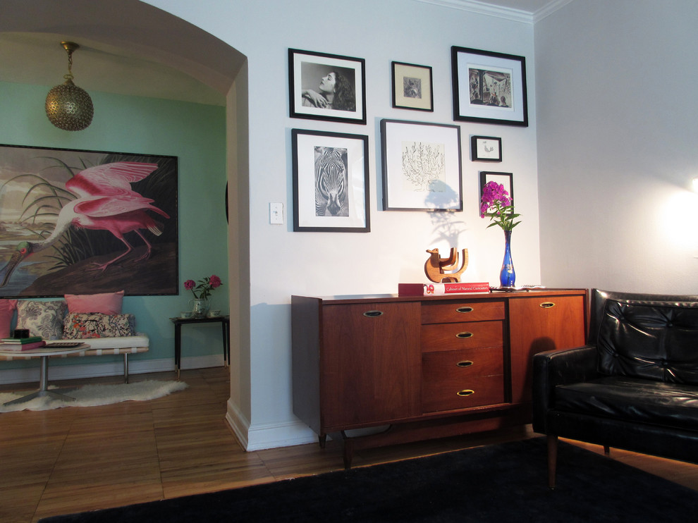 Стильный дизайн: изолированная гостиная комната среднего размера в стиле ретро с серыми стенами, светлым паркетным полом и бежевым полом - последний тренд