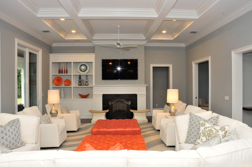 Идея дизайна: открытая гостиная комната в современном стиле с серыми стенами, темным паркетным полом, телевизором на стене, стандартным камином и фасадом камина из дерева