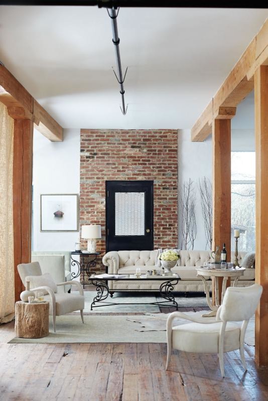 Idee per un soggiorno country stile loft con pareti bianche e parquet chiaro