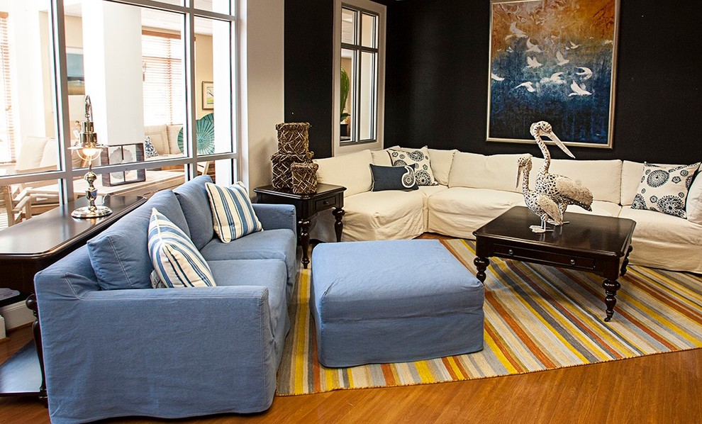 Стильный дизайн: открытая гостиная комната среднего размера в морском стиле с синими стенами и светлым паркетным полом - последний тренд