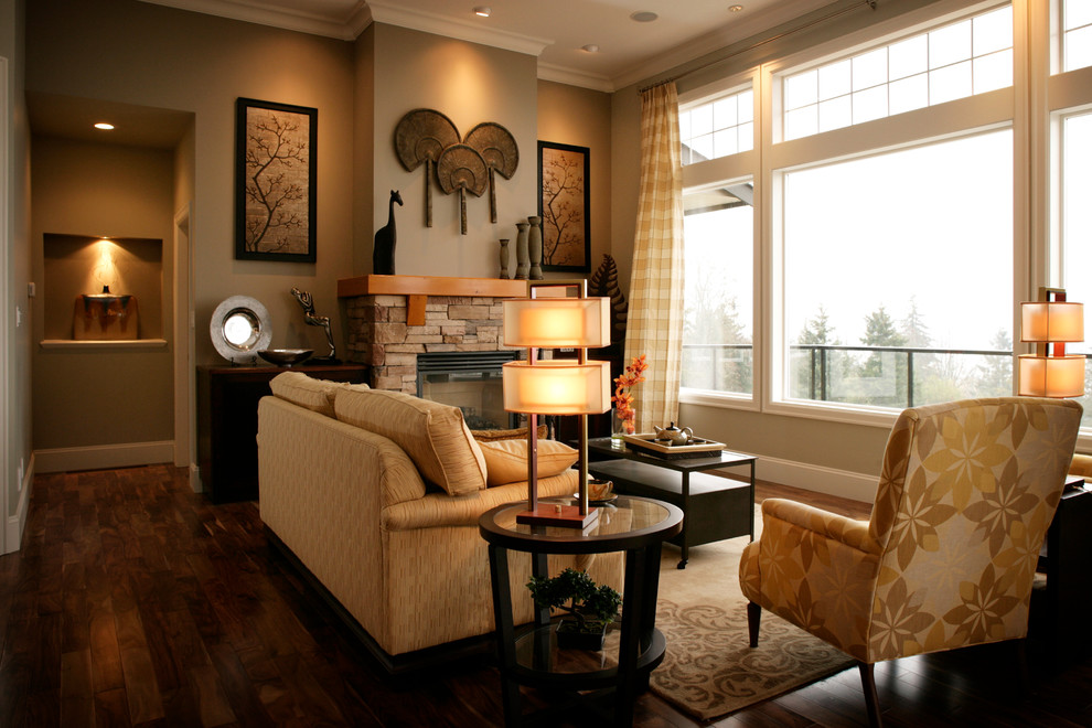 Aménagement d'un salon classique avec un mur marron, une cheminée standard et éclairage.
