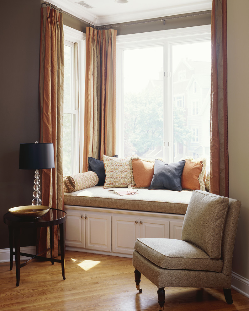 Источник вдохновения для домашнего уюта: гостиная комната в современном стиле с паркетным полом среднего тона и коричневыми стенами