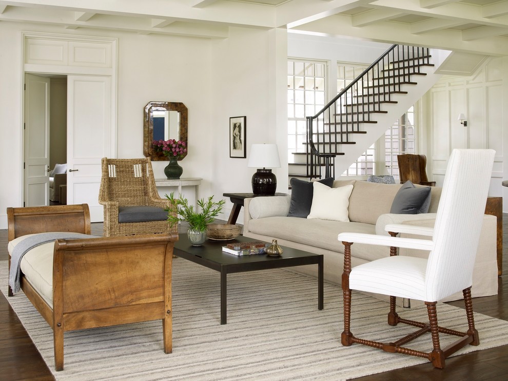 Idee per un grande soggiorno chic aperto con pareti bianche, pavimento in legno massello medio e pavimento marrone