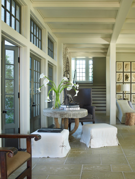 Esempio di un grande soggiorno tradizionale aperto con sala formale, pareti beige, pavimento beige e pavimento in cemento