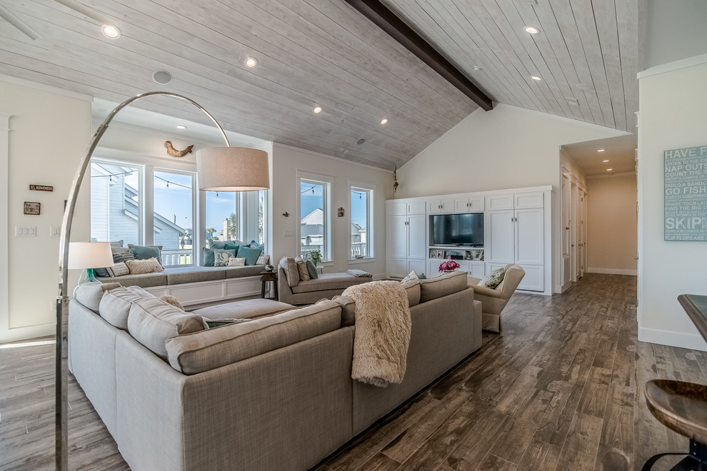 Großes, Offenes Maritimes Wohnzimmer ohne Kamin mit beiger Wandfarbe, Keramikboden und braunem Boden in Houston