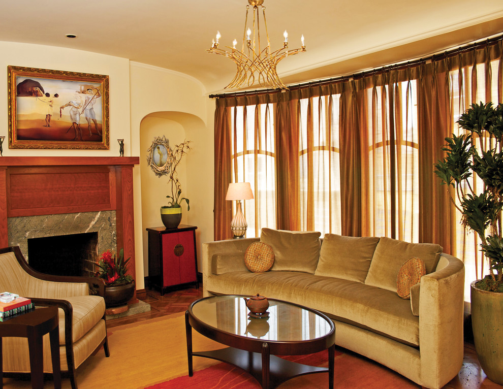 Idee per un soggiorno contemporaneo con pareti beige, camino classico e sala formale