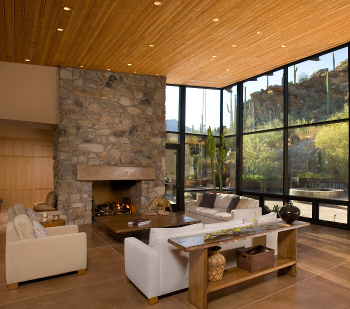 Modernes Wohnzimmer mit Betonboden und Kaminumrandung aus Stein in Phoenix