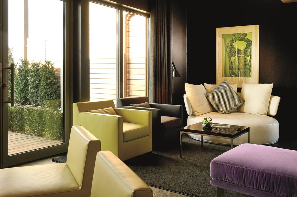 Esempio di un piccolo soggiorno minimalista con sala formale e pareti nere
