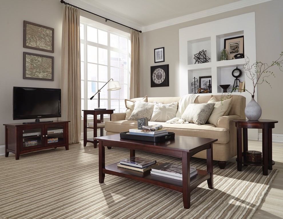 Foto di un soggiorno stile americano di medie dimensioni e chiuso con pareti beige, parquet chiaro, nessun camino e TV autoportante