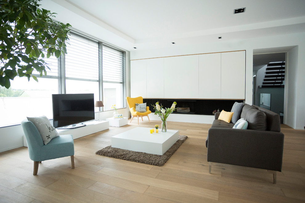 Inspiration för mellanstora moderna vardagsrum, med vita väggar och en fristående TV