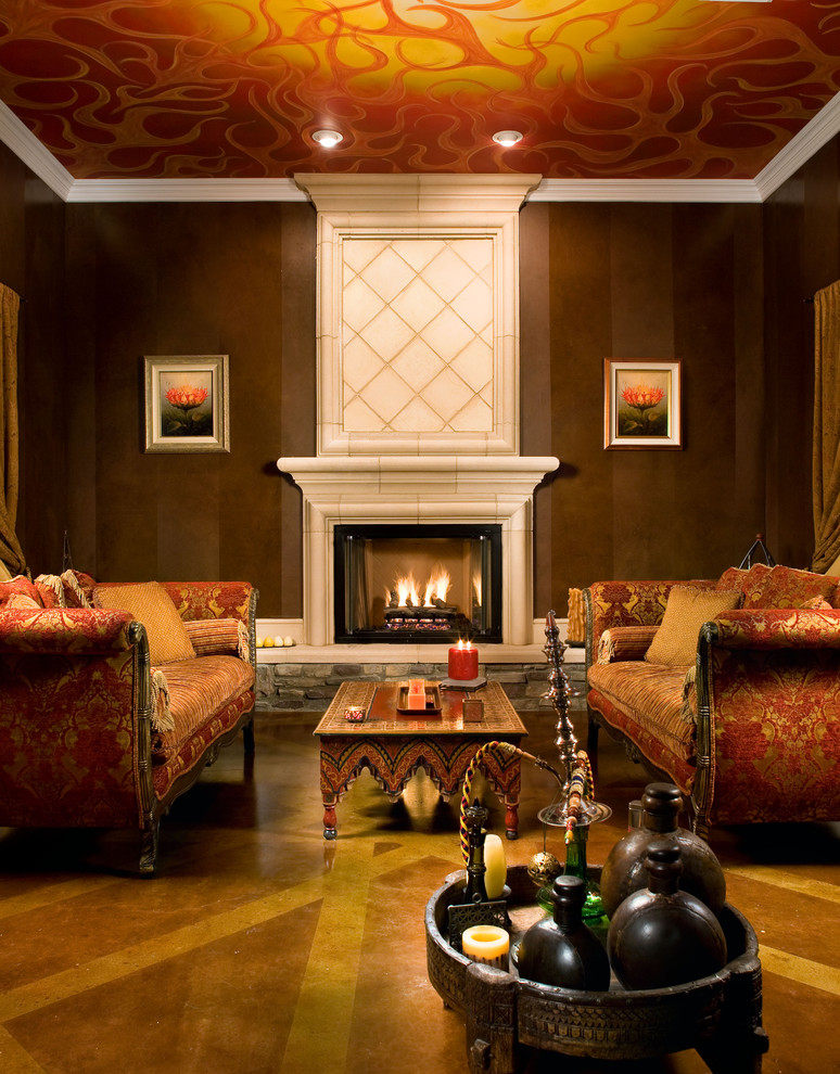 Пример оригинального дизайна: гостиная комната в стиле фьюжн с коричневыми стенами и стандартным камином без телевизора