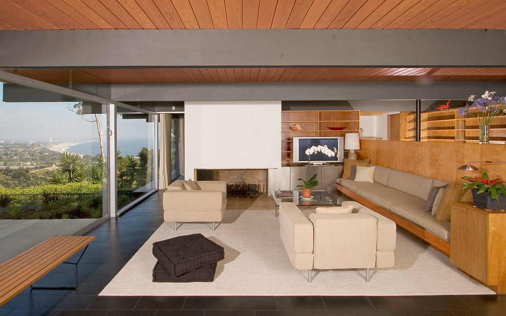 Foto di un soggiorno moderno con sala formale, pareti bianche e TV autoportante