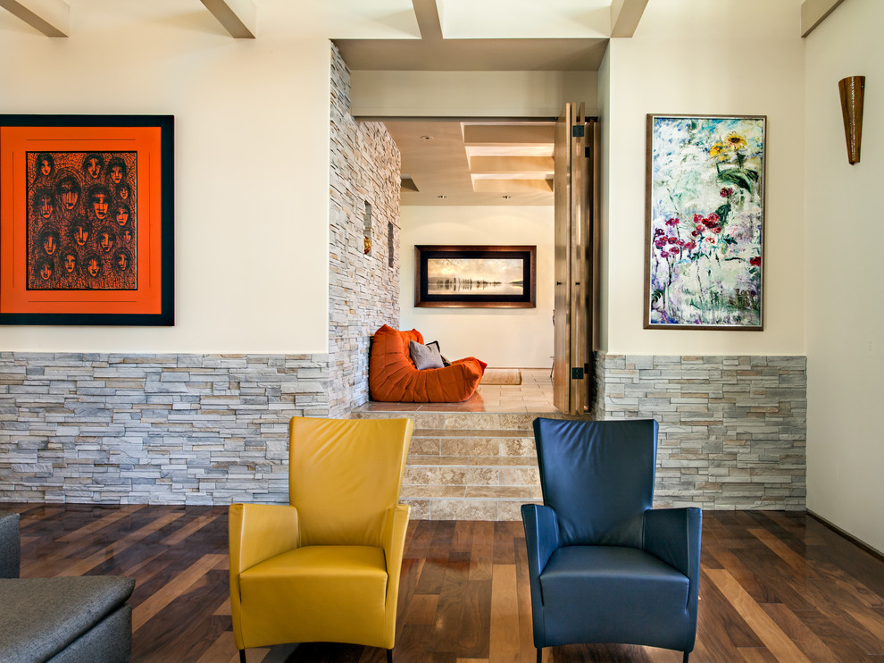 Modelo de salón abierto minimalista extra grande con paredes beige, suelo de madera oscura y suelo marrón