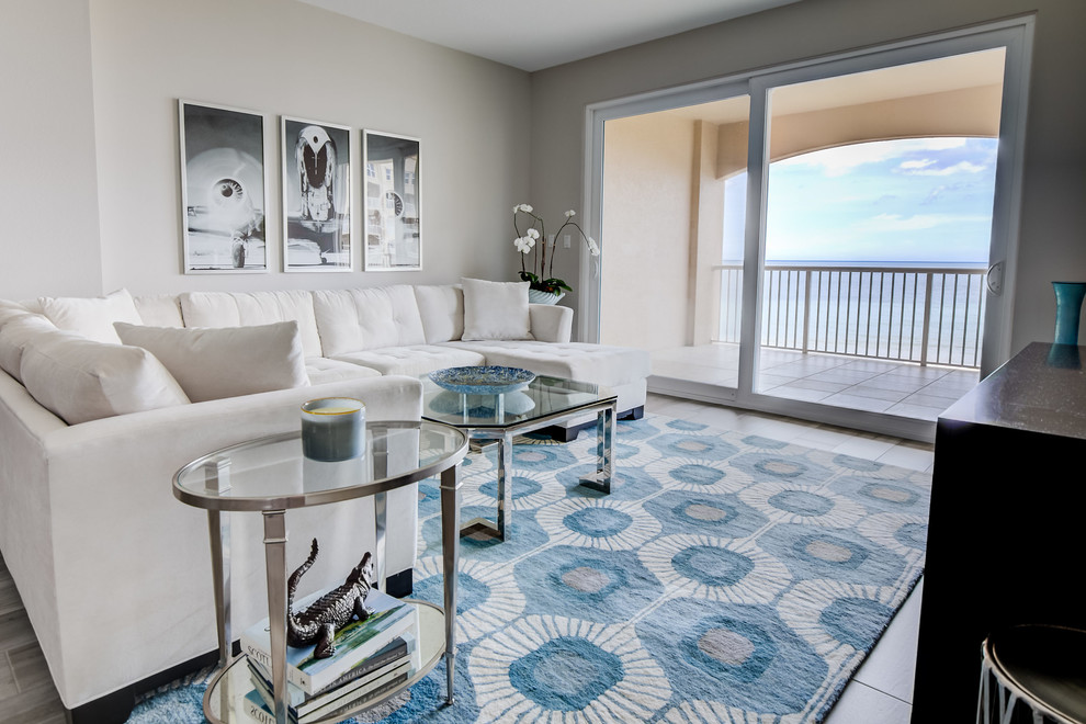 Foto di un soggiorno stile marino di medie dimensioni e chiuso con pareti beige, pavimento in gres porcellanato e TV a parete