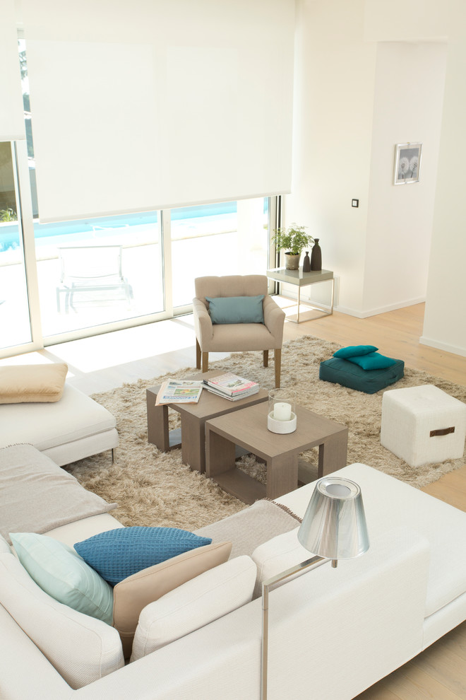 Modelo de salón minimalista pequeño con paredes blancas