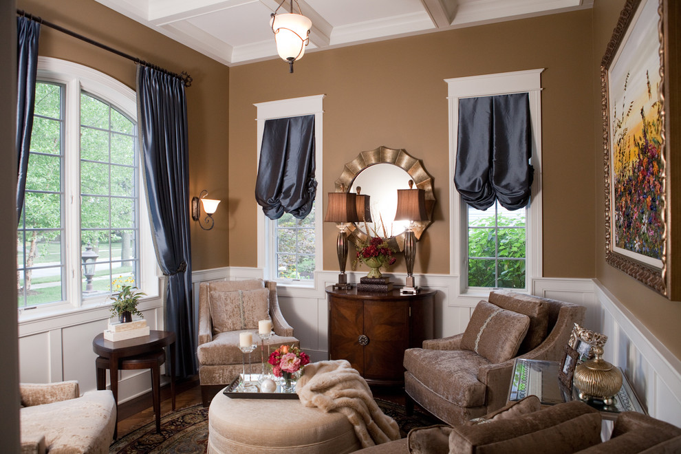 Стильный дизайн: парадная, изолированная гостиная комната в викторианском стиле с коричневыми стенами, паркетным полом среднего тона и синими шторами - последний тренд