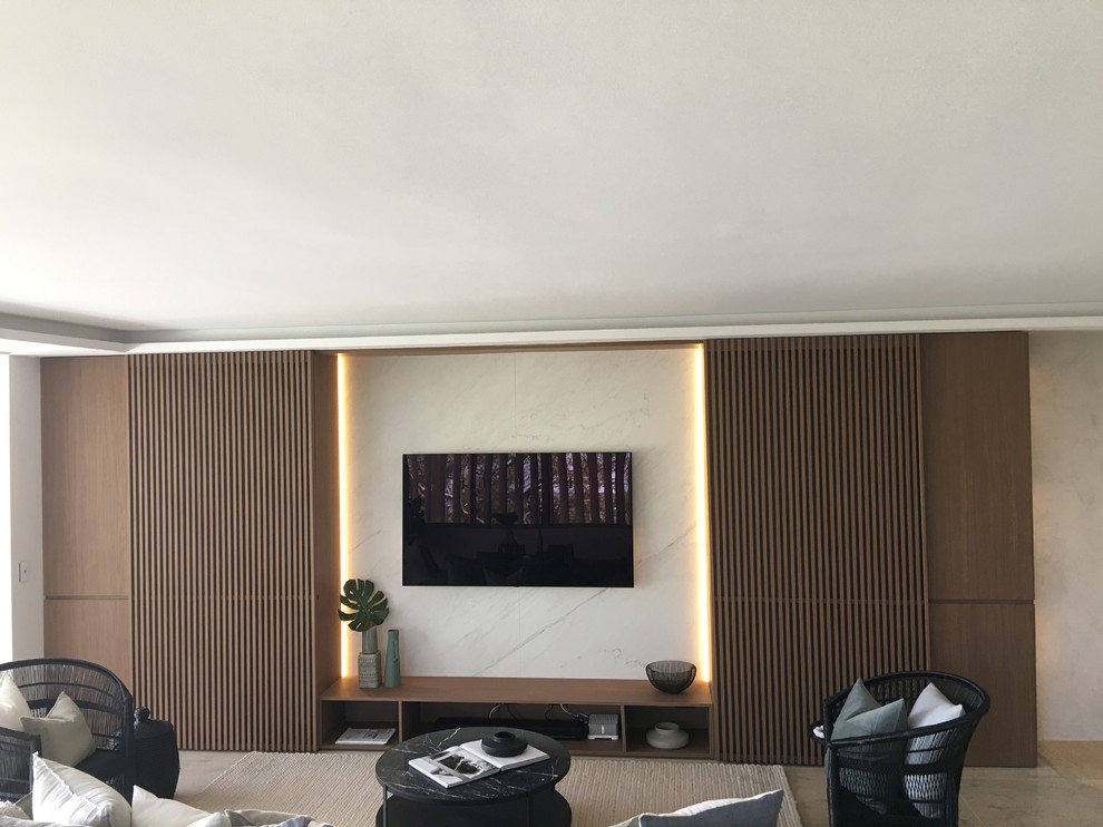 Modern inredning av ett mellanstort allrum med öppen planlösning, med ett finrum, vita väggar och en väggmonterad TV