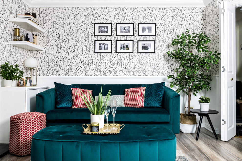 Foto di un soggiorno minimal di medie dimensioni e chiuso con pareti bianche, pavimento in legno massello medio, pavimento grigio e carta da parati