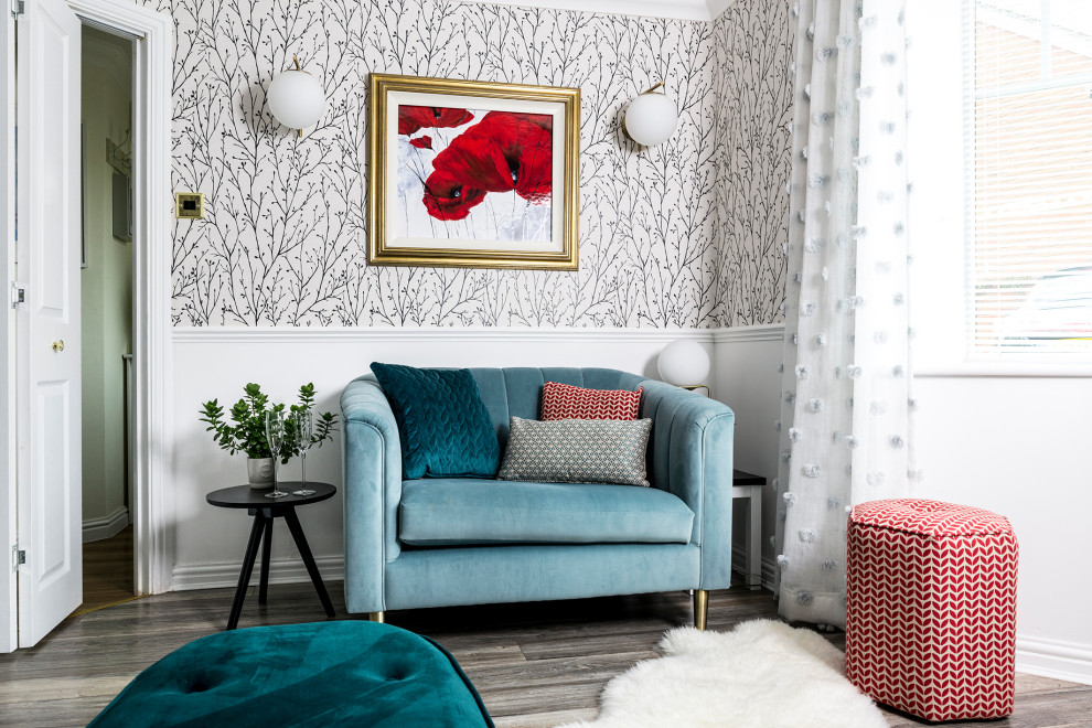 Foto di un soggiorno contemporaneo di medie dimensioni e chiuso con sala formale, pareti bianche, pavimento in laminato, pavimento marrone e carta da parati