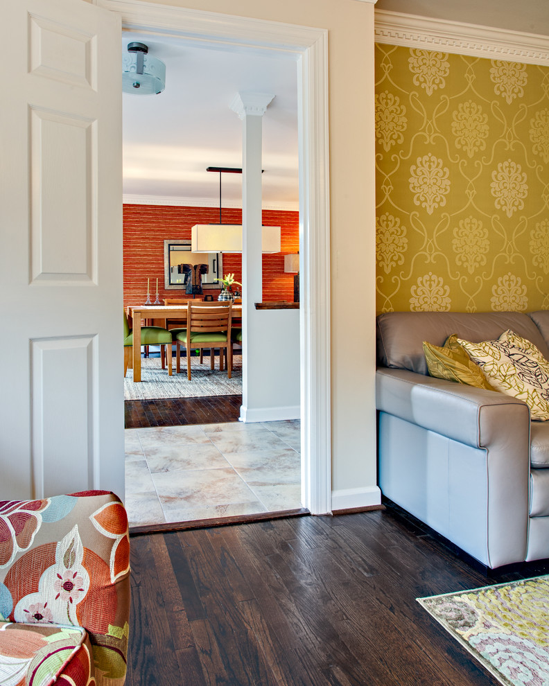 Источник вдохновения для домашнего уюта: гостиная комната в стиле модернизм с белыми стенами и паркетным полом среднего тона