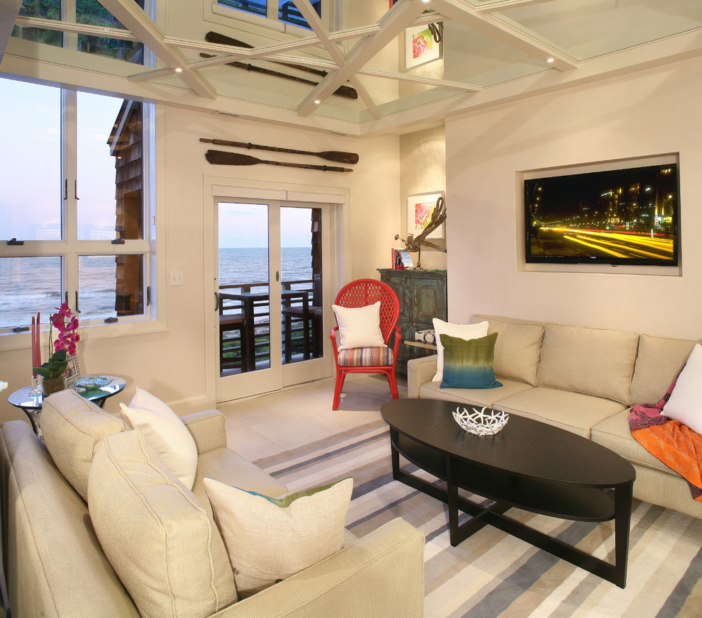 Esempio di un piccolo soggiorno costiero aperto con pareti beige, pavimento in ardesia e parete attrezzata