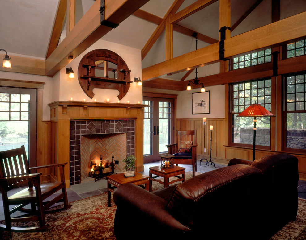 Exemple d'un salon craftsman de taille moyenne et ouvert avec un mur beige, un sol en ardoise, une cheminée standard, un manteau de cheminée en carrelage et aucun téléviseur.
