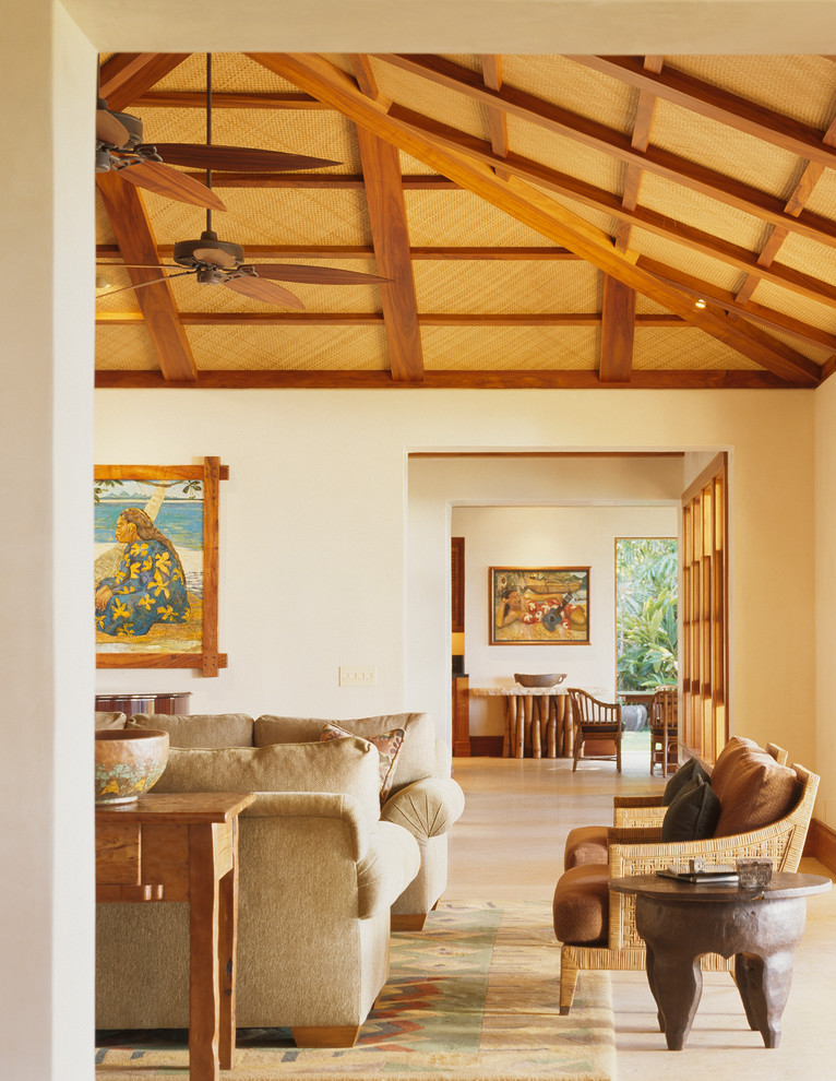 Inspiration för ett stort tropiskt vardagsrum, med beige väggar