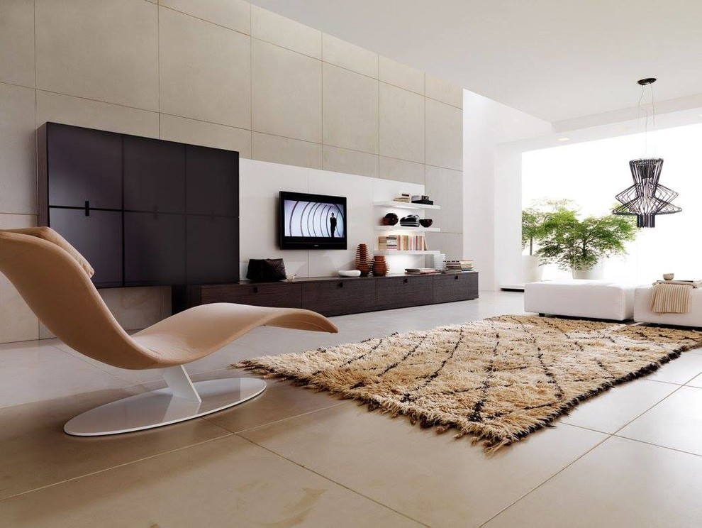Aménagement d'un grand salon moderne ouvert avec une salle de réception, un mur beige, sol en béton ciré, aucune cheminée, un téléviseur encastré et un sol beige.