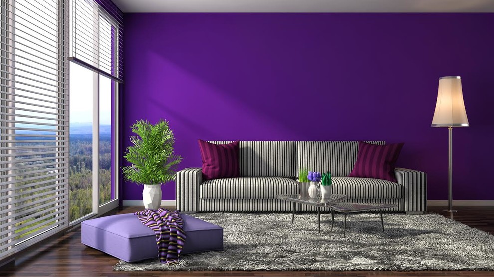 Modelo de salón abierto actual con paredes púrpuras y suelo marrón