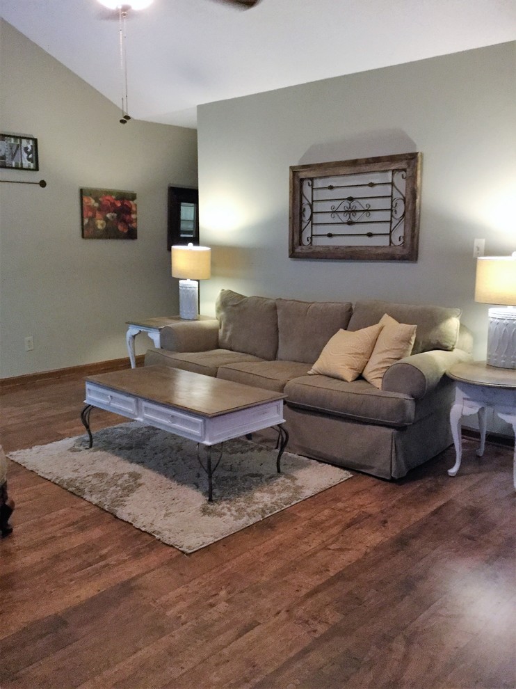 Foto di un grande soggiorno classico aperto con pareti grigie e pavimento in legno massello medio