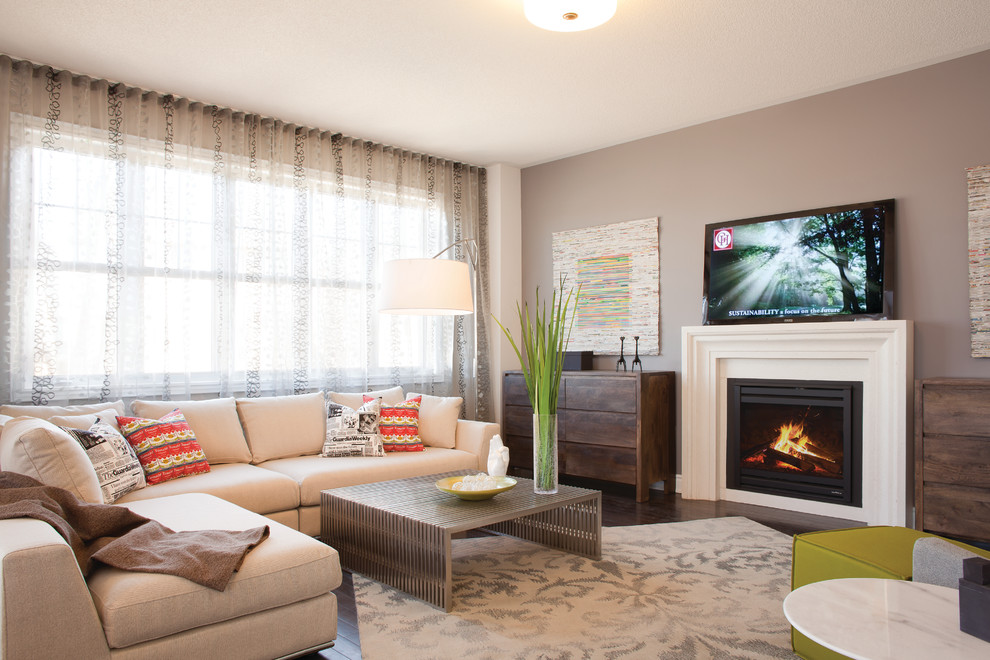 Klassisches Wohnzimmer mit grauer Wandfarbe, dunklem Holzboden, Kamin und freistehendem TV in Toronto