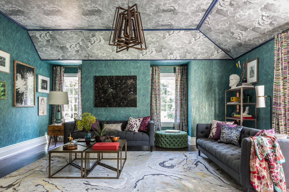 Großes, Repräsentatives, Fernseherloses, Abgetrenntes Eklektisches Wohnzimmer ohne Kamin mit grüner Wandfarbe, dunklem Holzboden und braunem Boden in New York