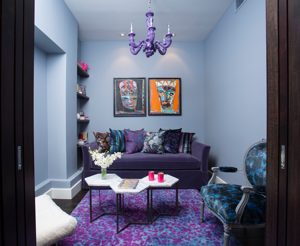 Inspiration för ett stort eklektiskt separat vardagsrum, med ett finrum, blå väggar, mörkt trägolv och brunt golv