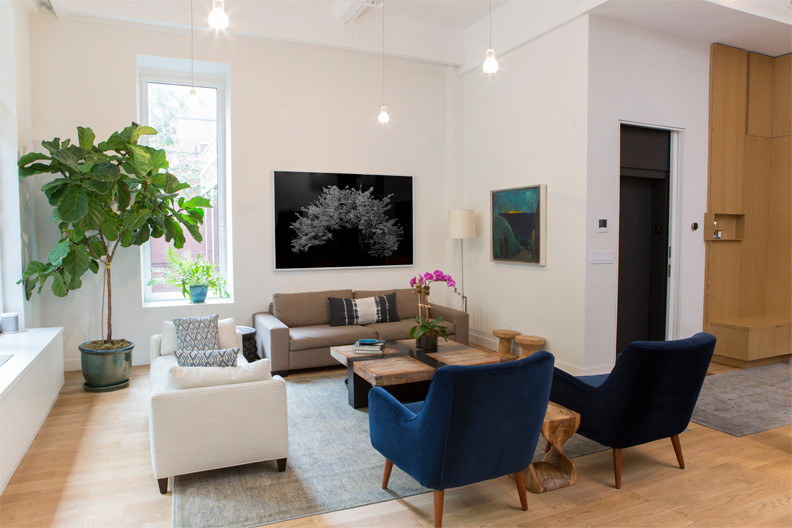 На фото: парадная, открытая гостиная комната среднего размера в стиле ретро с белыми стенами, светлым паркетным полом и бежевым полом без камина, телевизора