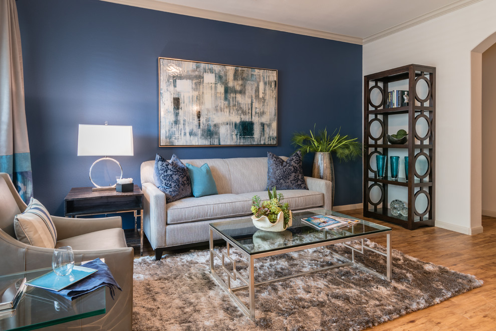 Foto de salón abierto tradicional renovado de tamaño medio sin chimenea y televisor con paredes azules y suelo de madera en tonos medios
