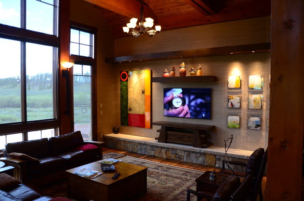 Ejemplo de salón cerrado de estilo americano de tamaño medio sin chimenea con suelo de madera en tonos medios, televisor colgado en la pared y paredes marrones