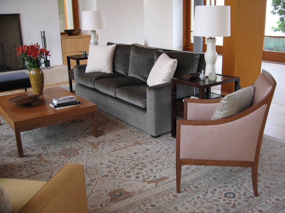 Пример оригинального дизайна: парадная, открытая гостиная комната среднего размера в современном стиле с белыми стенами, светлым паркетным полом, стандартным камином и бежевым полом без телевизора