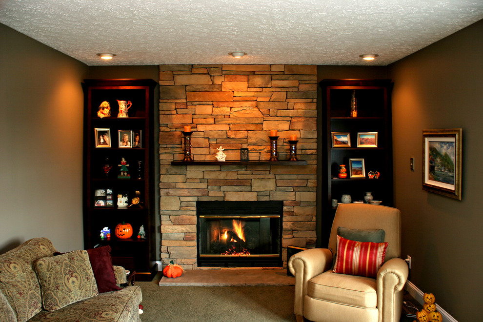 Идея дизайна: гостиная комната с коричневыми стенами, ковровым покрытием, стандартным камином и фасадом камина из камня