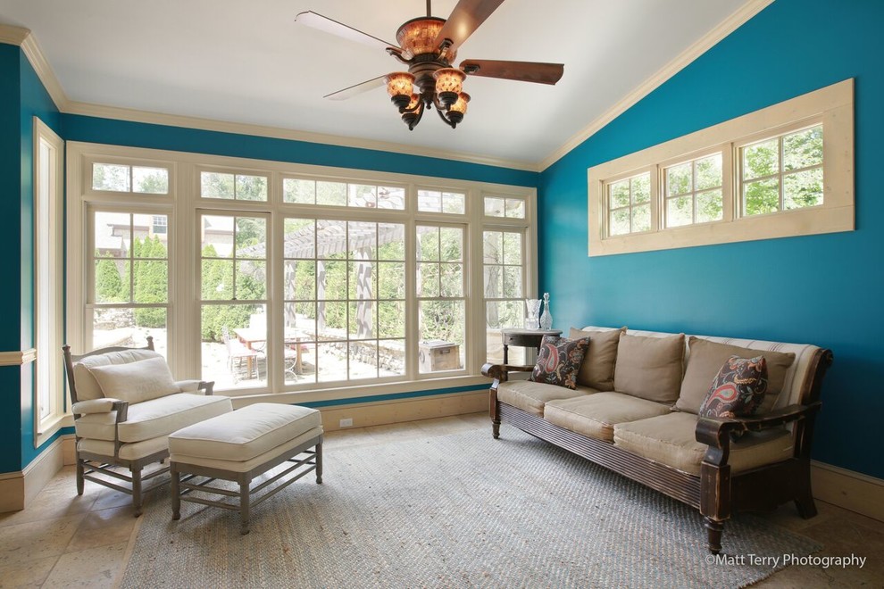 На фото: изолированная гостиная комната среднего размера в современном стиле с полом из керамической плитки и синими стенами без камина, телевизора с