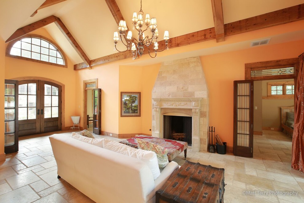 Mittelgroßes, Fernseherloses, Abgetrenntes Rustikales Wohnzimmer mit oranger Wandfarbe, Keramikboden, Kamin und verputzter Kaminumrandung in Sonstige