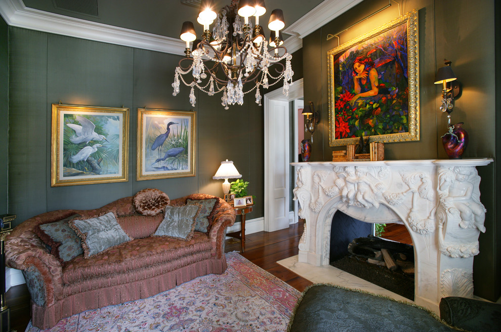 Foto de salón para visitas cerrado bohemio de tamaño medio sin chimenea y televisor con paredes verdes y suelo de madera en tonos medios