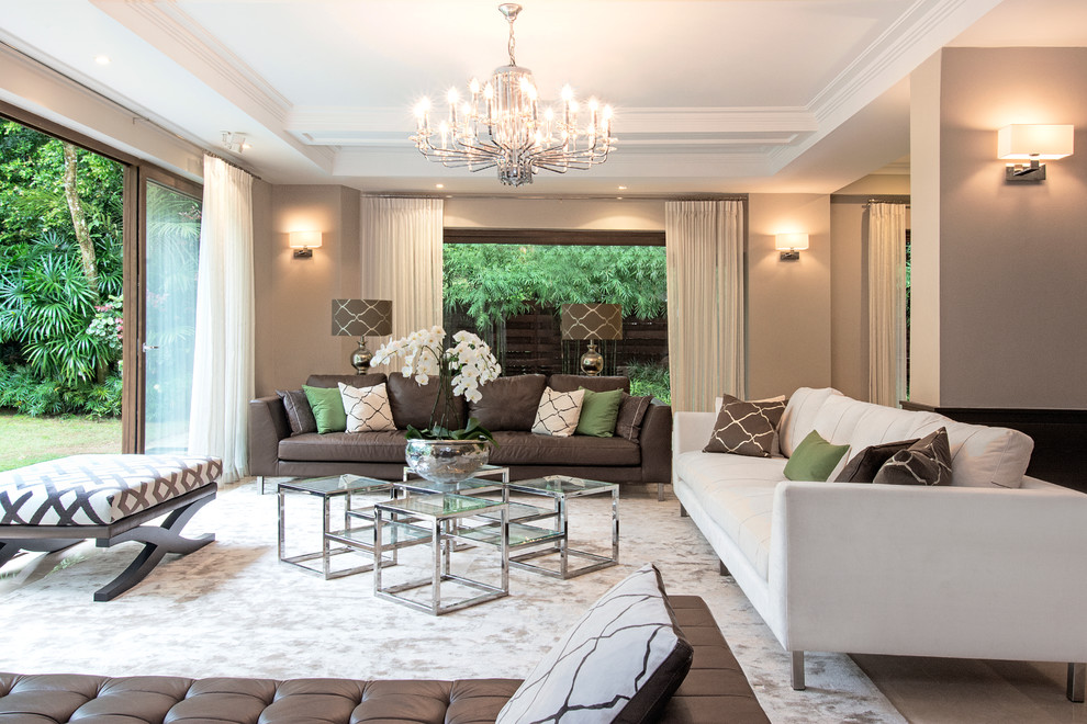 Источник вдохновения для домашнего уюта: гостиная комната в стиле неоклассика (современная классика) с серыми стенами и ковром на полу
