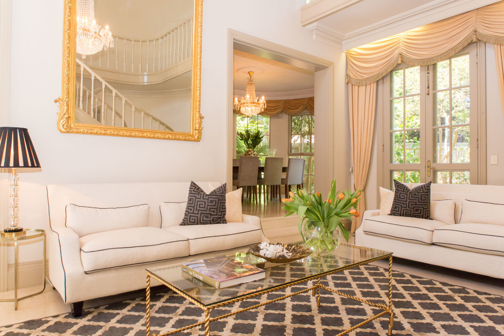 Стильный дизайн: парадная гостиная комната среднего размера в классическом стиле с белыми стенами и красивыми шторами - последний тренд