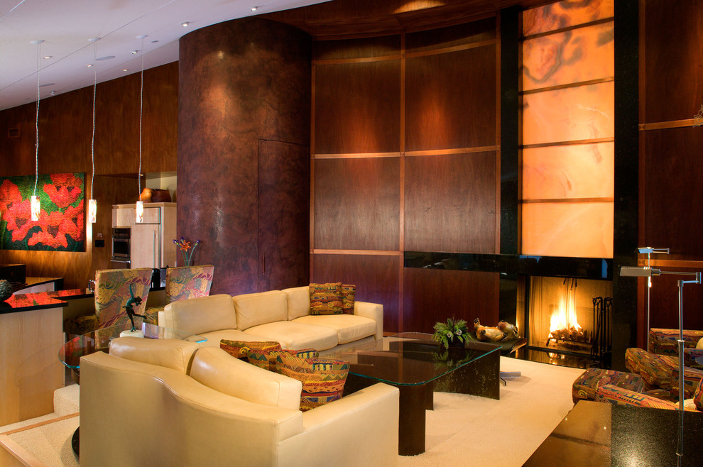 Пример оригинального дизайна: открытая гостиная комната в стиле модернизм с стандартным камином